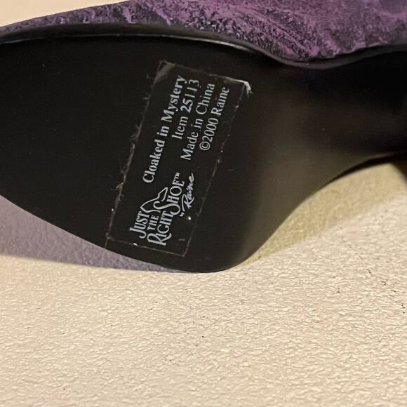 Just the Right Shoe Cloaked in Mystery - Picture 9 of 10